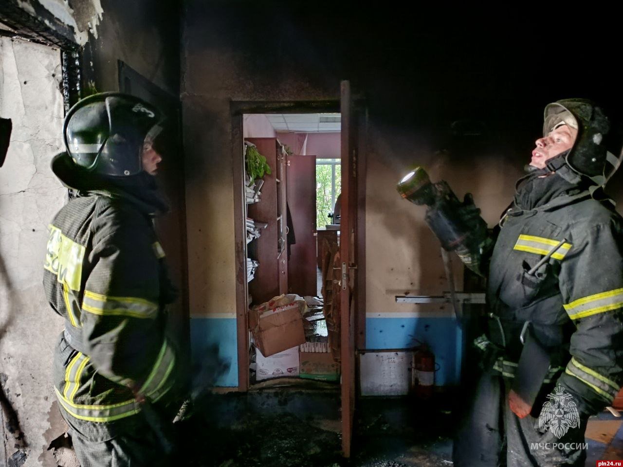 Мужчина погиб в пожаре в административном здании в Пскове