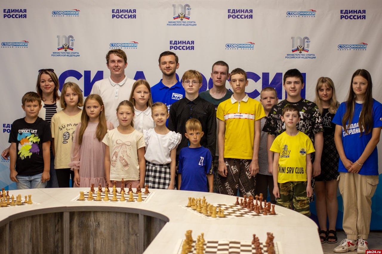 Одновременный сеанс игры в шахматы с шестнадцатью противниками провели в Пскове