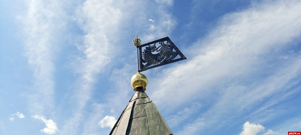 Отреставрированный прапор и крест установили в Псково-Печерском монастыре