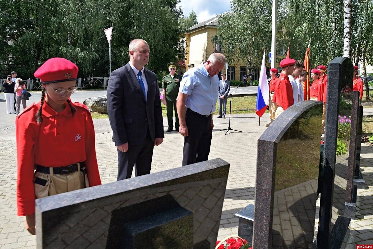 Памятные капсулы заложили в Острове в честь годовщины освобождения от немецко-фашистских захватчиков