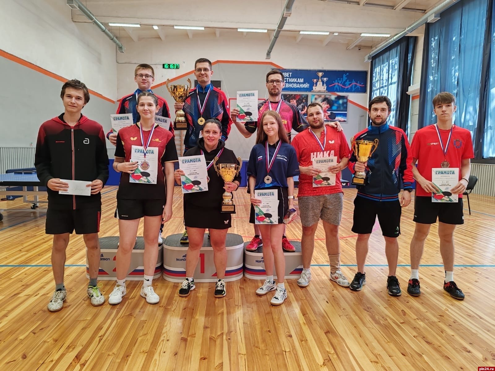 Почти 50 спортсменов принял участие в турнире по настольному теннису в Пскове