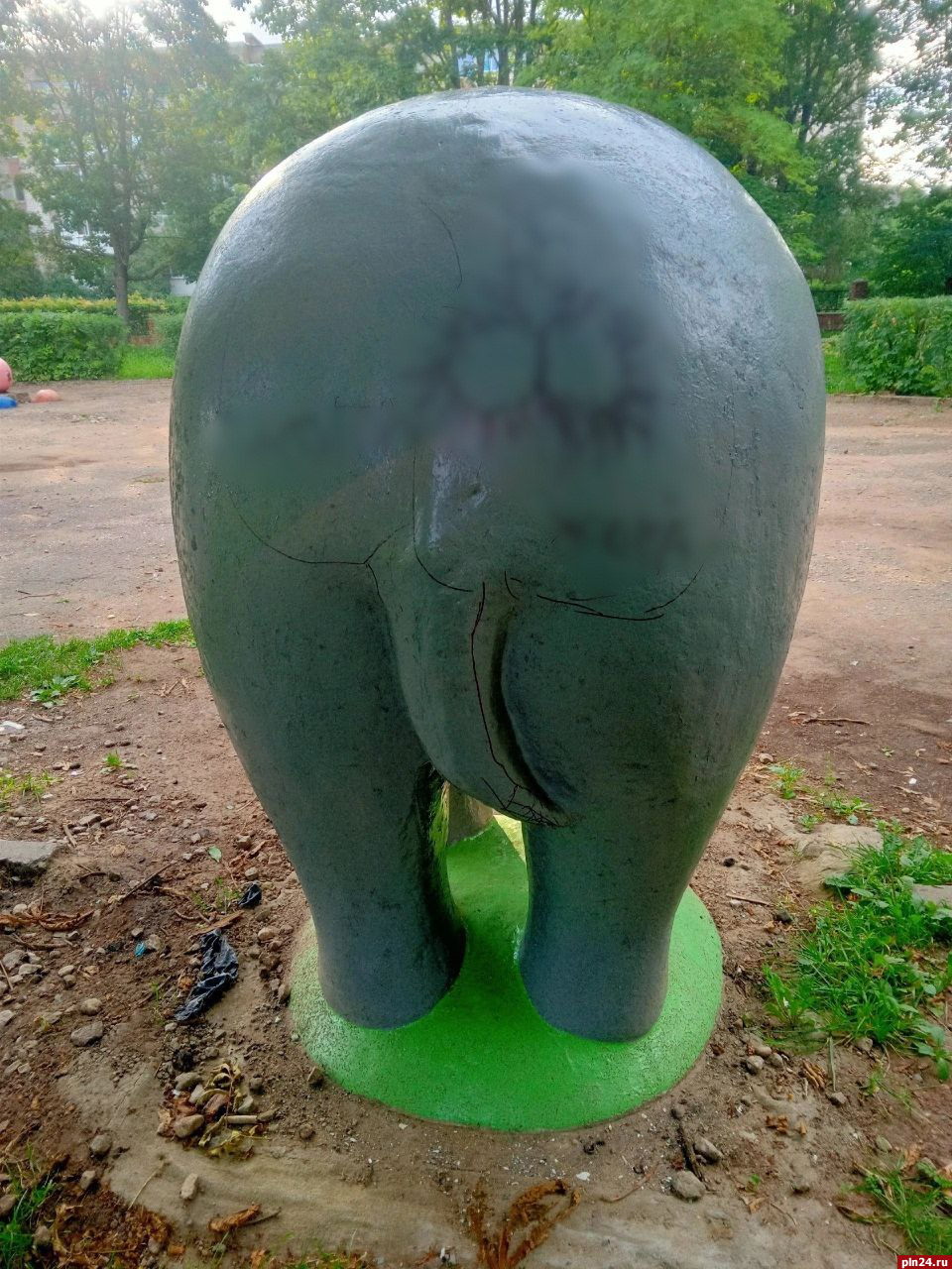 Вандалы испортили фигуру слона в невельском парке