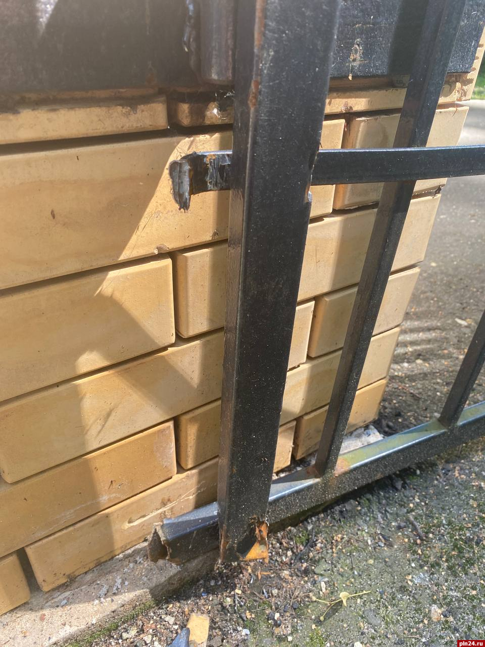 «Ошапурки» выломали ворота в локнянском парке