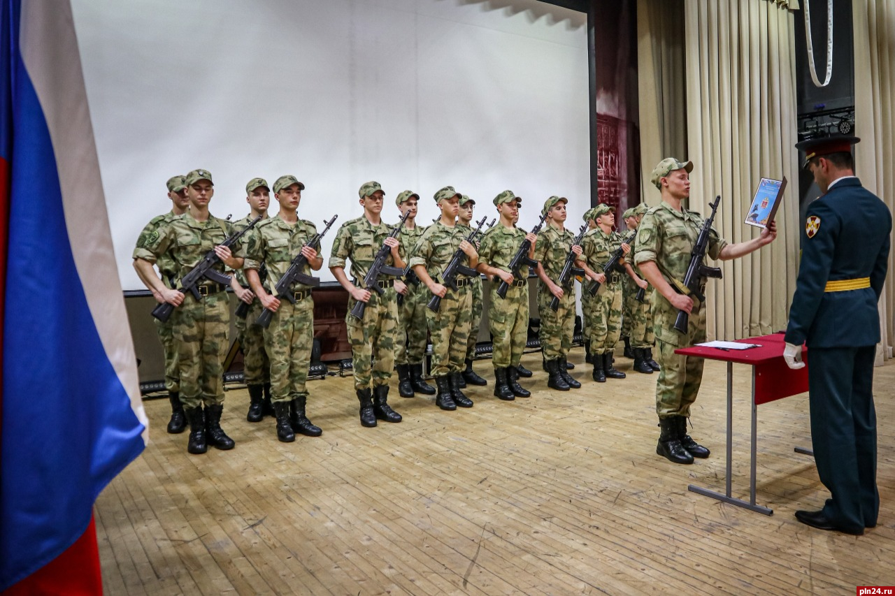 Псковские призывники приняли военную присягу в Ленинградской области