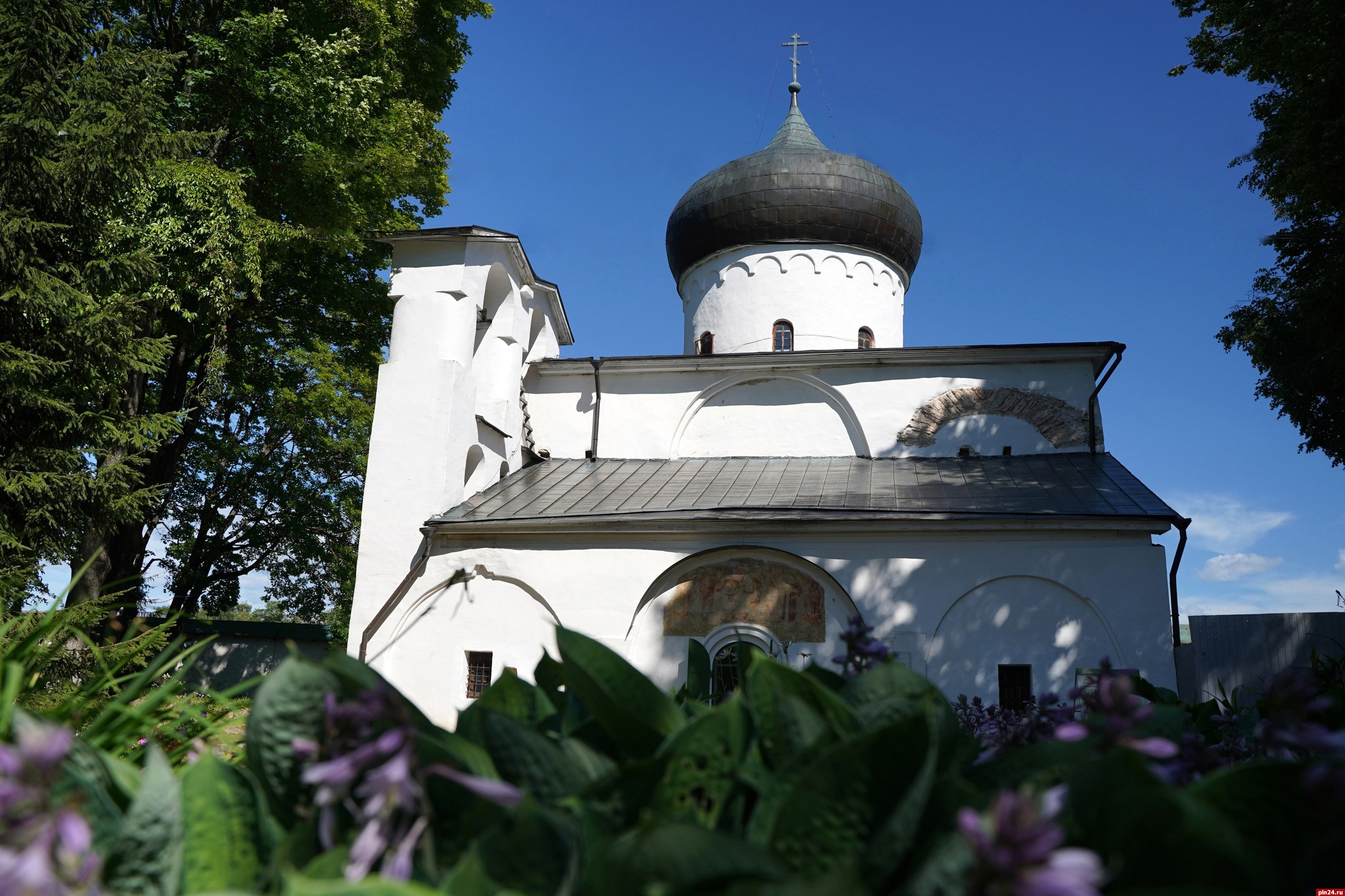 График работы Спасо-Преображенского собора Мирожского монастыря изменили из-за жары