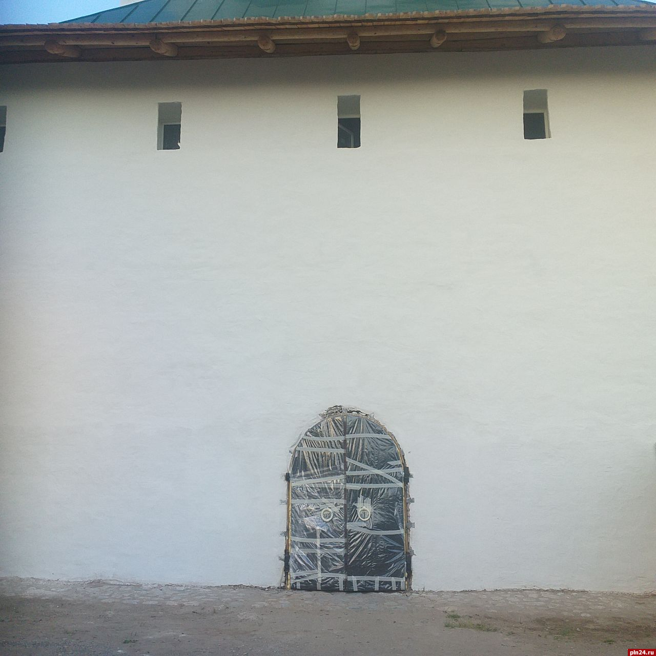 Арочный кованый дверной блок установили в колокольне Троицкого собора в Пскове