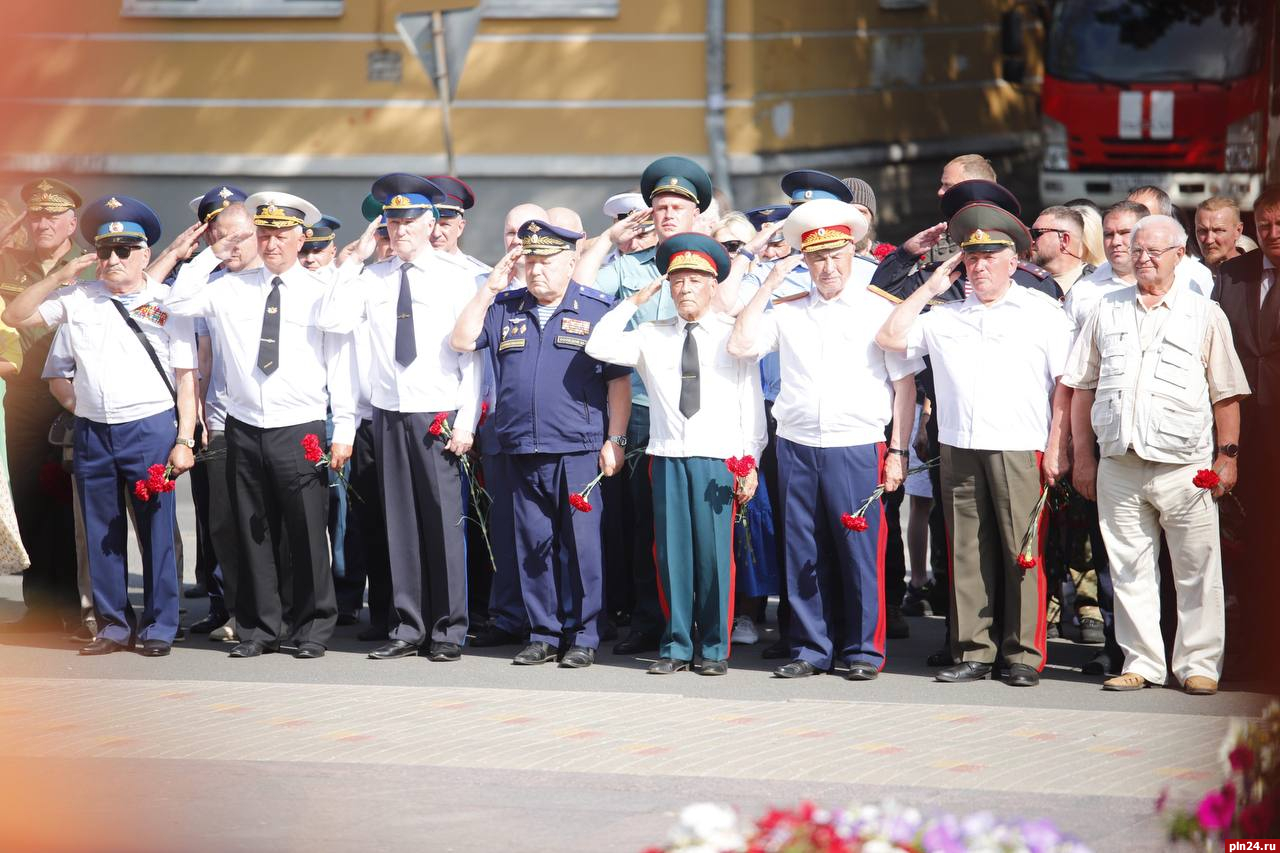 Памятный митинг состоялся на Могиле Неизвестного солдата в 80-ю годовщину освобождения Пскова