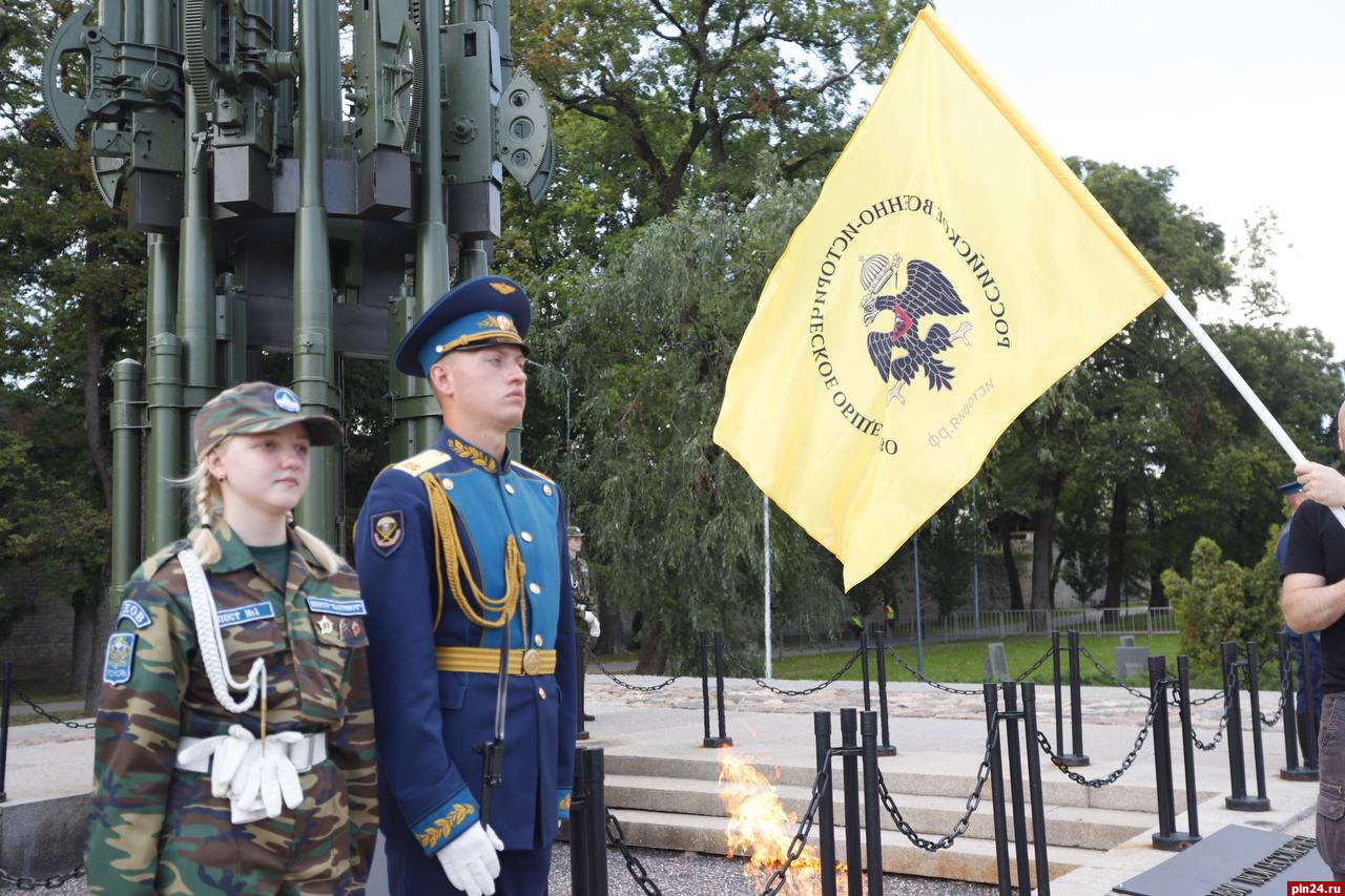 Члены Псковского реготделения РВИО возложили цветы к Могиле Неизвестного солдата
