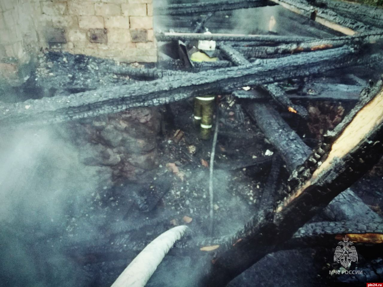 Пожарные спасли жилой дом от пламени в Новоржеве