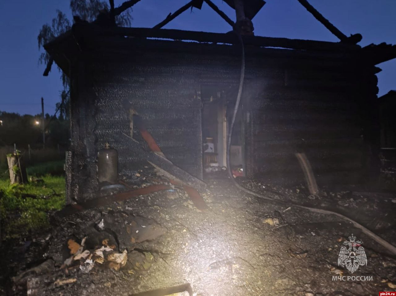Жилой дом выгорел в великолуской деревне Лакомица