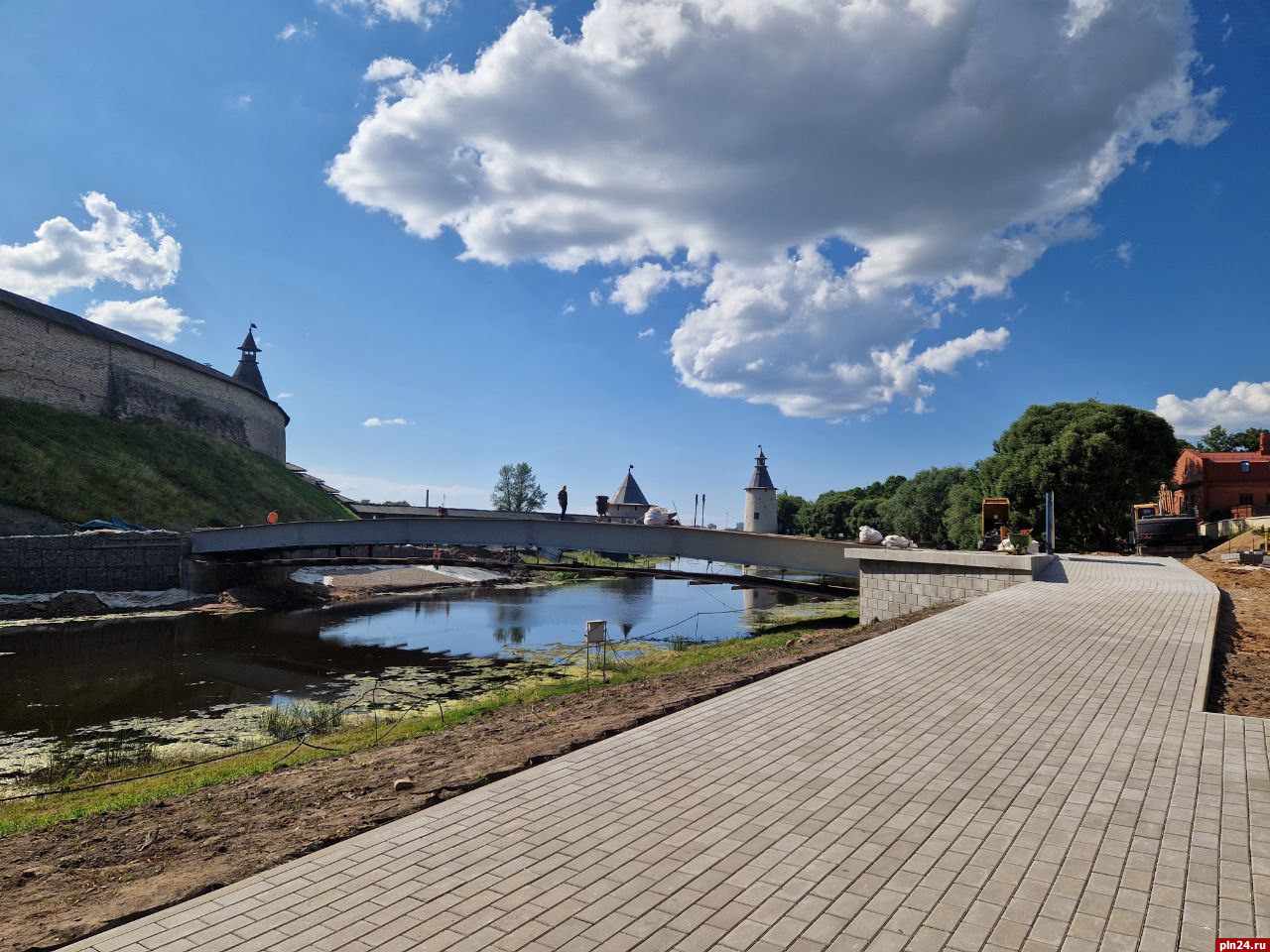 Строительство пешеходного моста через реку Пскову проконтролировал губернатор