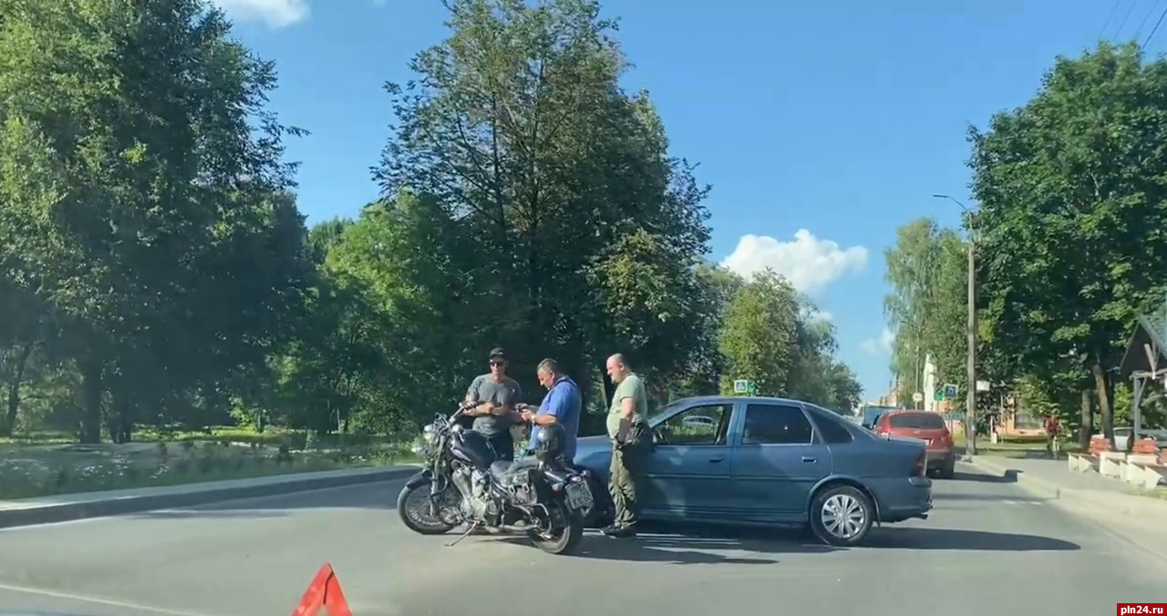 Автомобиль и мотоцикл столкнулись на перекрестке улиц Труда и Застенной в Пскове
