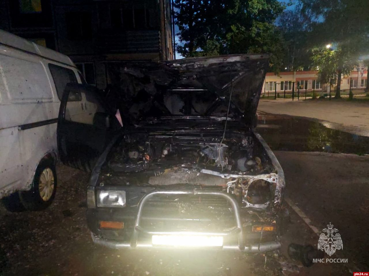 Автомобиль Nissan горел ночью на Рижском проспекте в Пскове