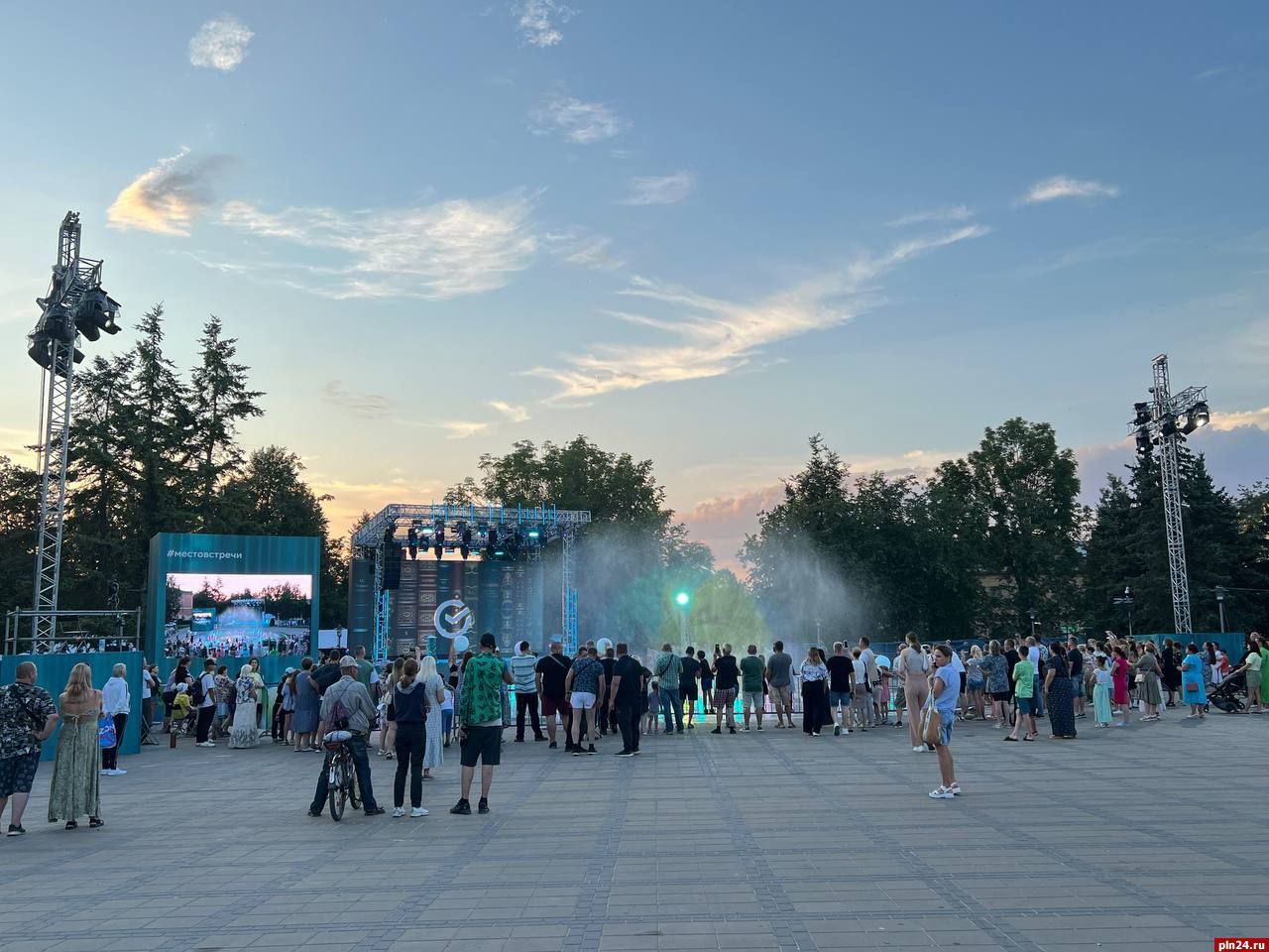 Фотофакт: Открытие мультимедийного фонтана репетируют в Пскове