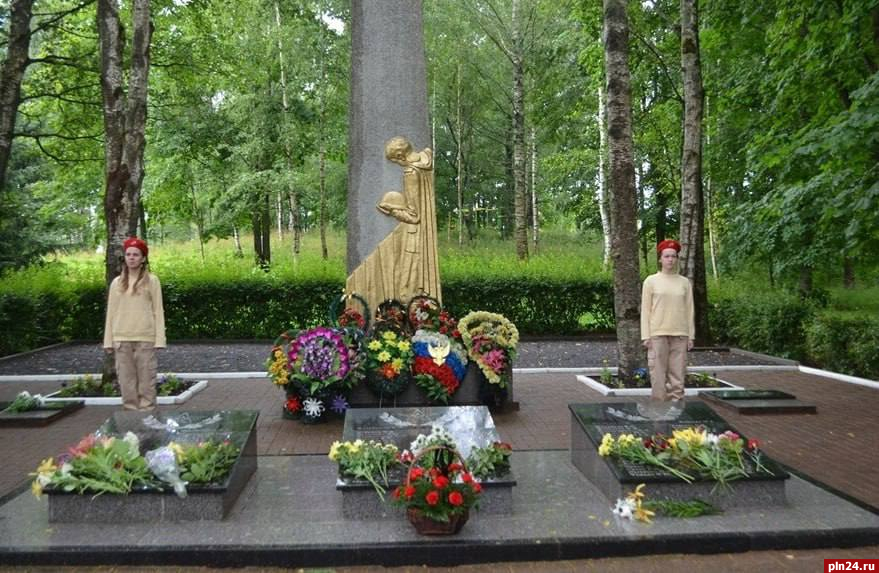 «Это особенный праздник для всех жителей!» - губернатор поздравил с 80-й годовщиной освобождения Палкинского и Псковского районов