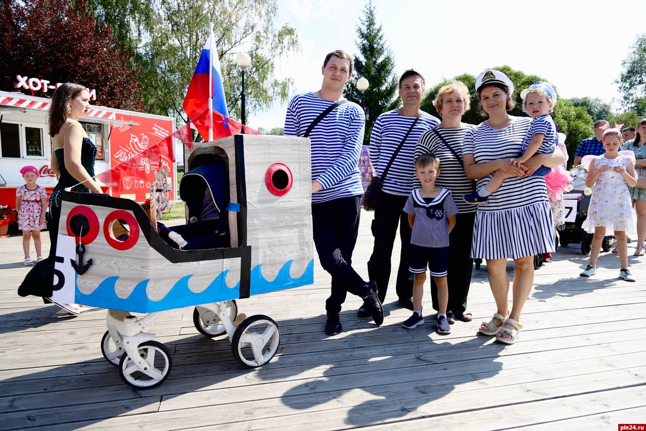 Корабли на колесах: «Парад детских колясок» прошел в Пскове