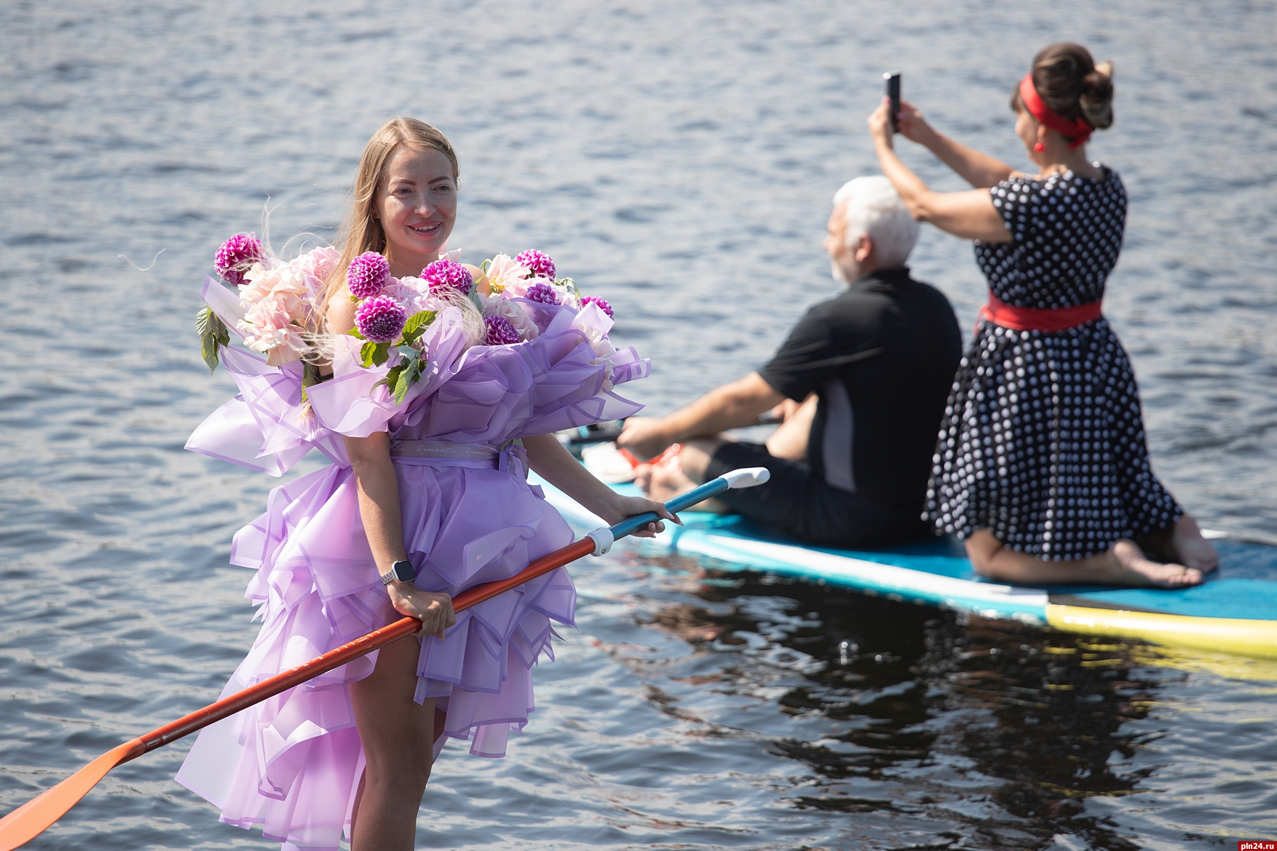 Традиционный фестиваль сап-серфинга на реке Великой. ФОТОРЕПОРТАЖ