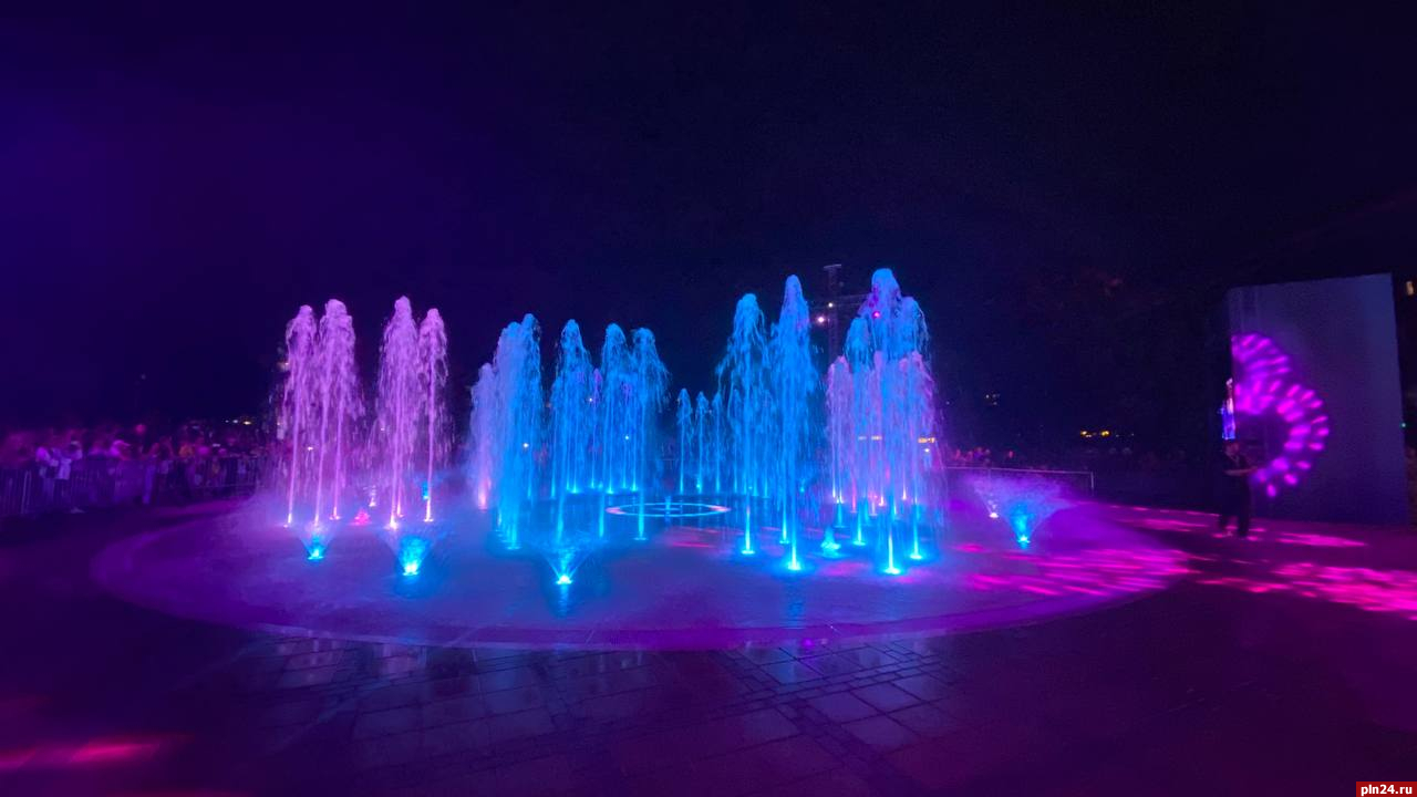 Мультимедийный фонтан торжественно открыли в Пскове