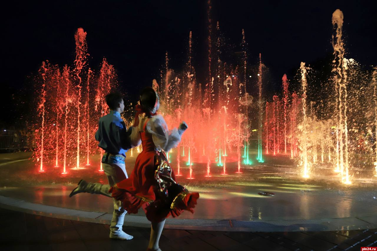 Невероятно красивое шоу! - сотни псковичей побывали на открытии мультимедийного фонтана в Пскове