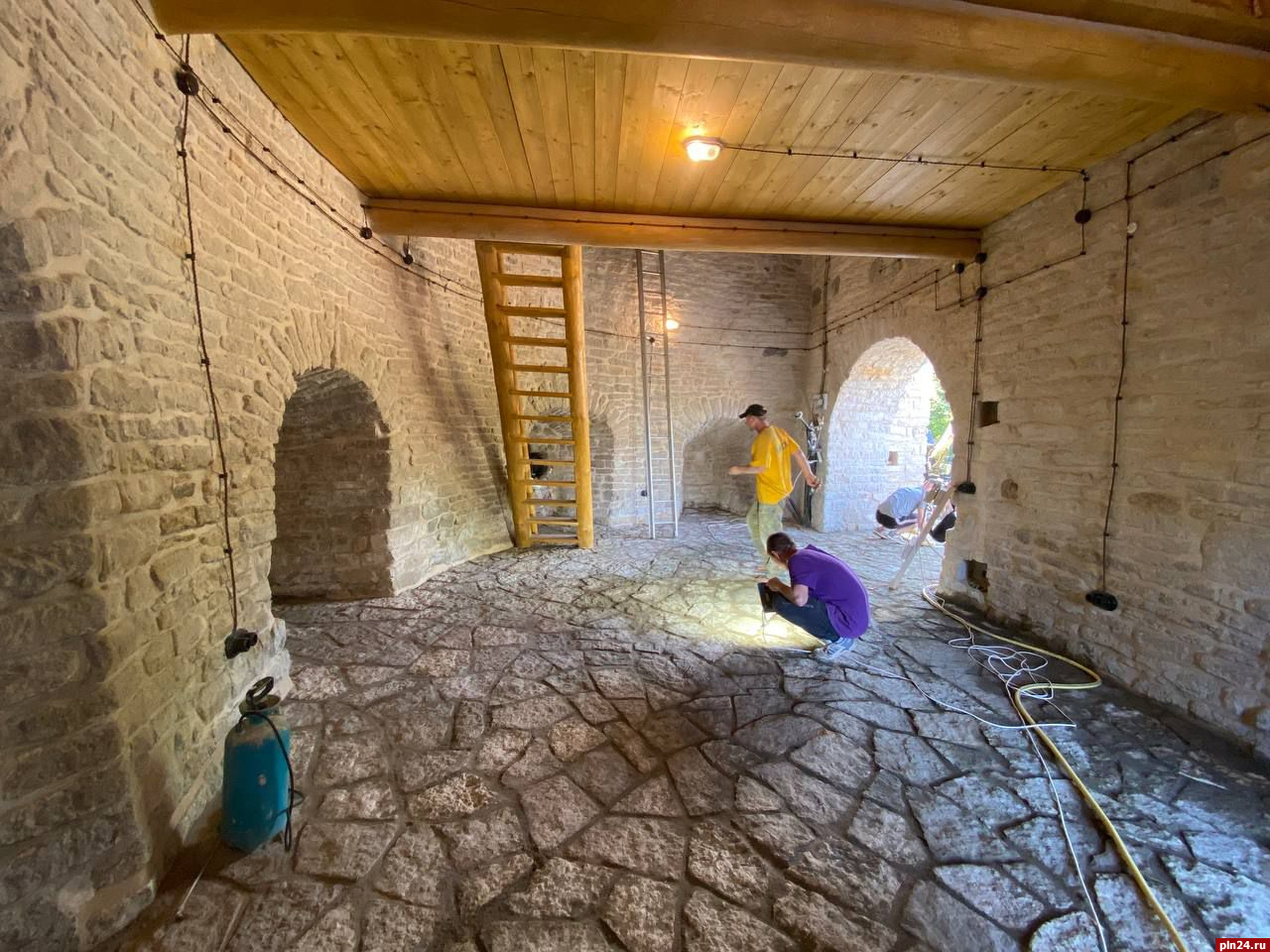 Реставрацию Изборской башни завершают в Псково-Печерском монастыре