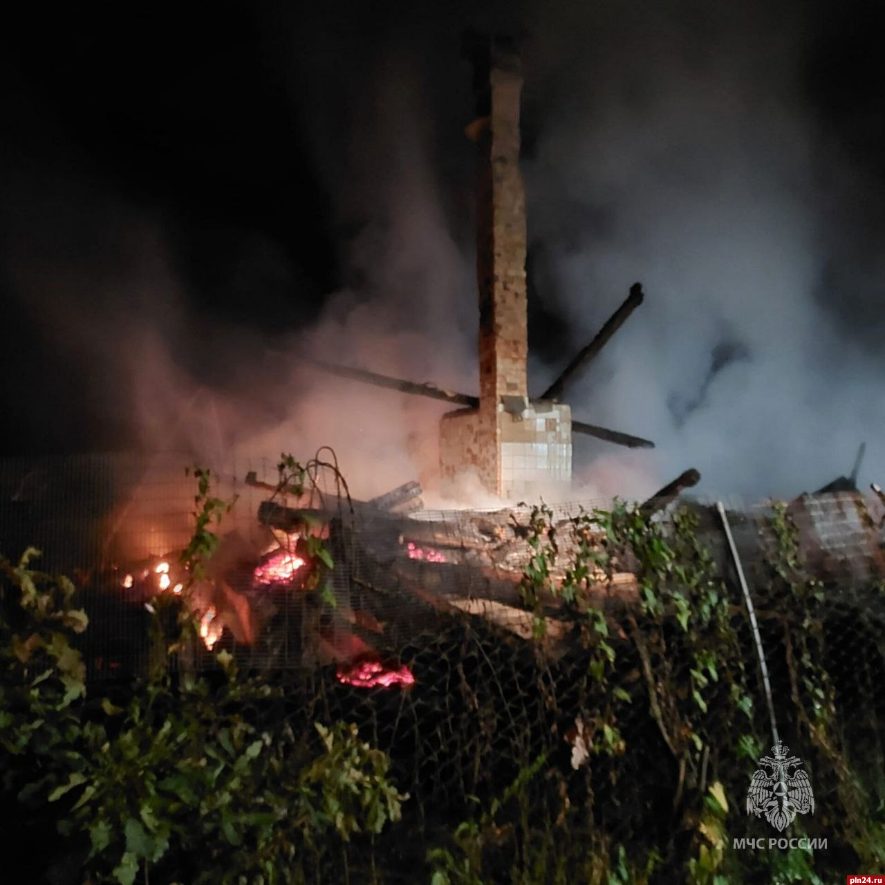 Жилой дом и три хозяйственные постройки сгорели в Новом Изборске
