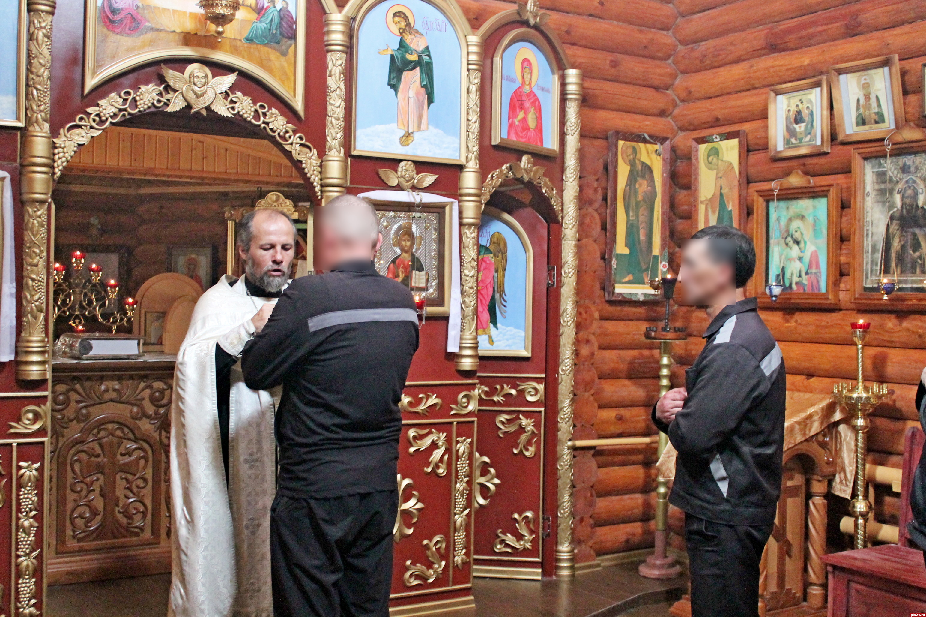 Священник провел личные беседы с осужденными в псковской колонии