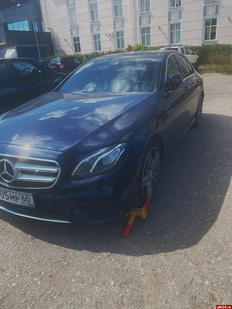 Водитель Mercedes в Пскове оплатил задолженность после ареста автомобиля