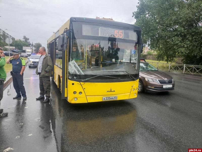 В Пскове водитель Lada Largus не уступил дорогу пассажирскому автобусу и оказался на газоне. ФОТО