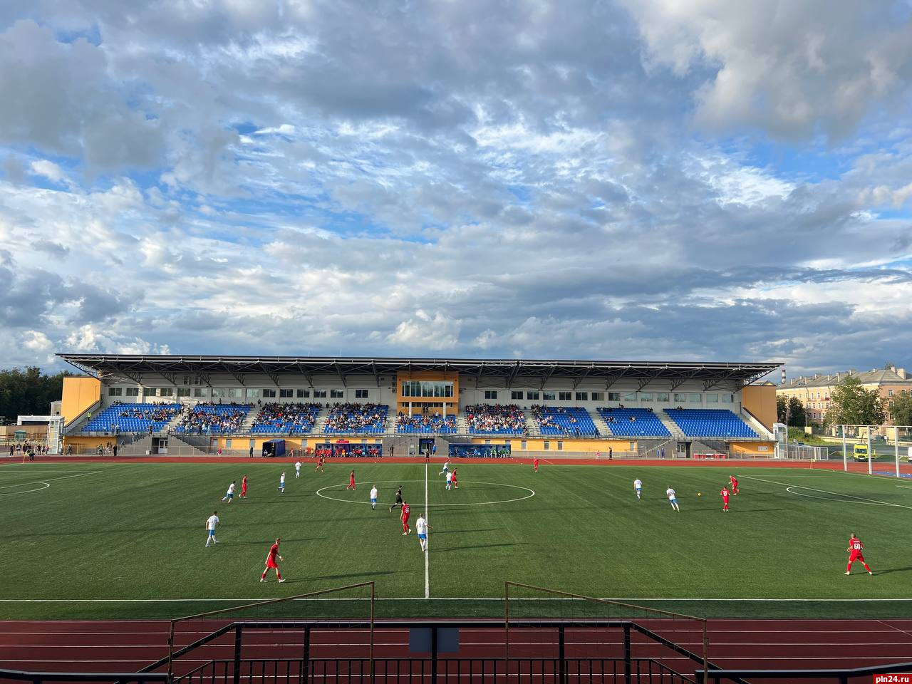 Сражение за  право право бороться за Кубок России России по футболу началось на стадионе Машиностроитель в Пскове