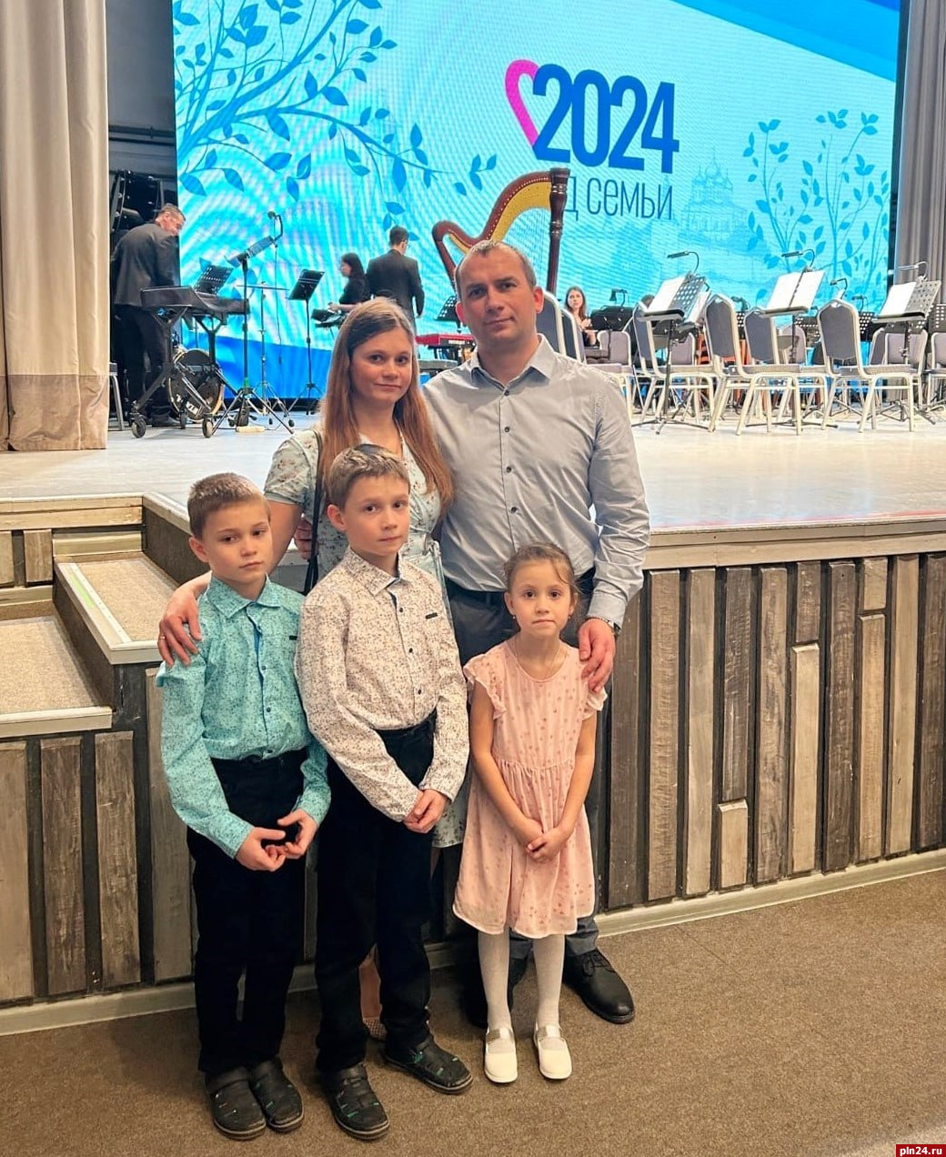 Александр Козловский поздравил семью Игнатенковых из Великих Лук  с победой во Всероссийском конкурсе