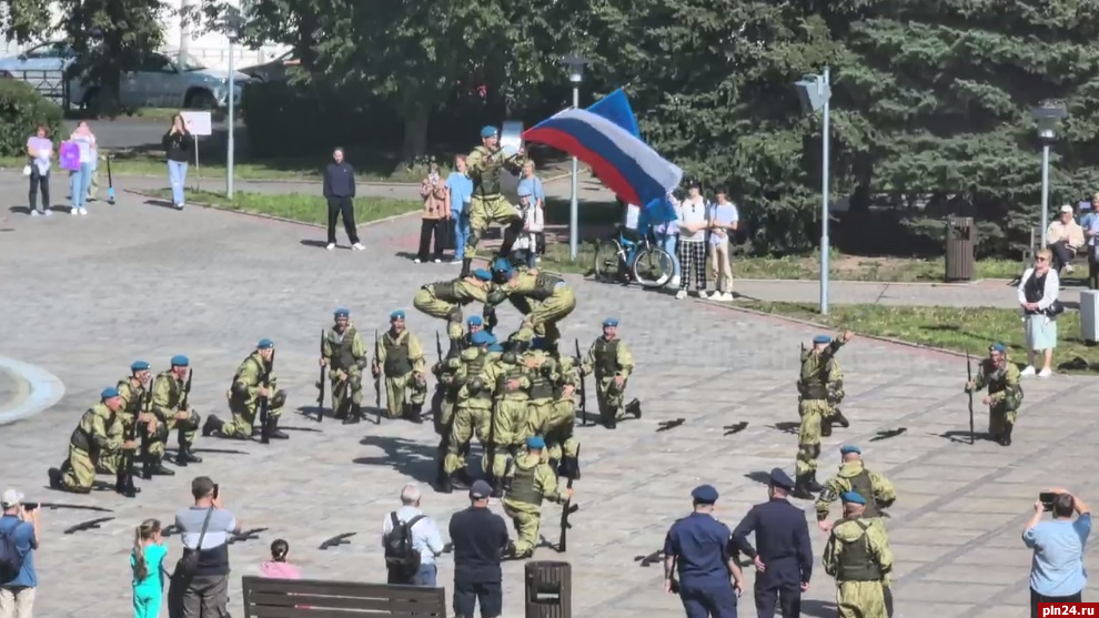 Показательные выступления десантников устроили в псковском сквере на Четырех углах. ВИДЕО