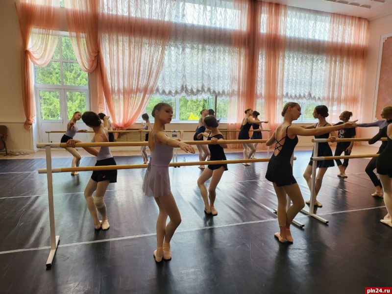 Почти 50 воспитанников балетных школ России прибыли на фестиваль в Пушкиногорье