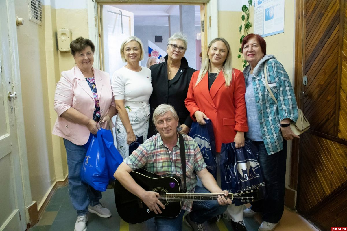 Военных в псковском госпитале активистки «Женского движения Единой России» поздравили с Днем ВДВ