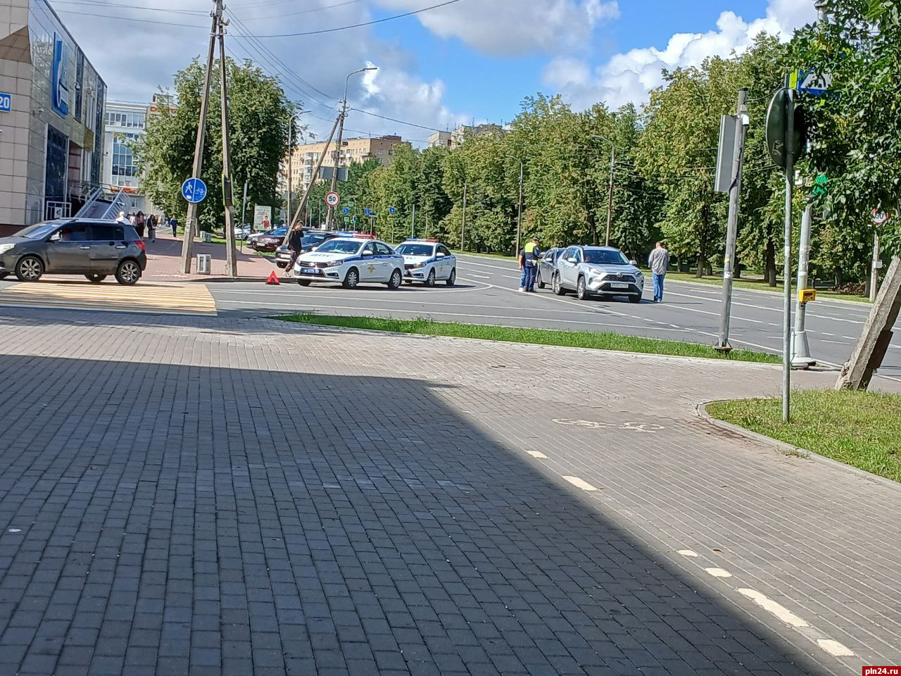 Два легковых автомобиля столкнулись на Рижском проспекте в Пскове