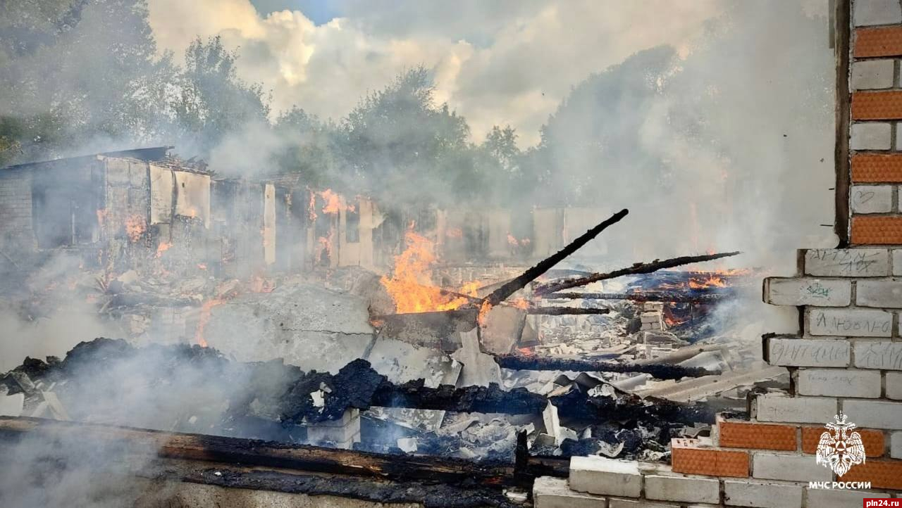 Здание сгорело в дедовичской деревне Сорокино