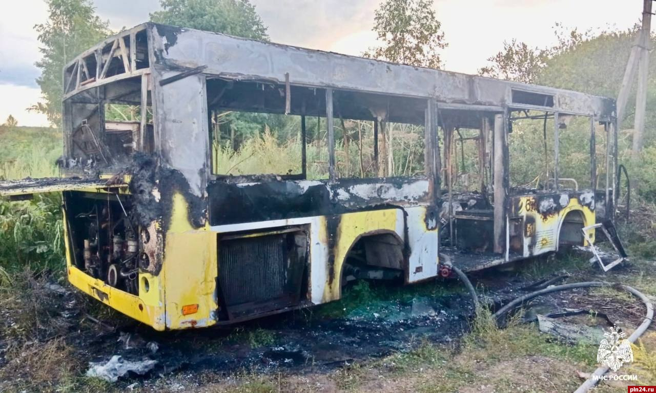 Появились фотографии сгоревшего в Пскове автобуса