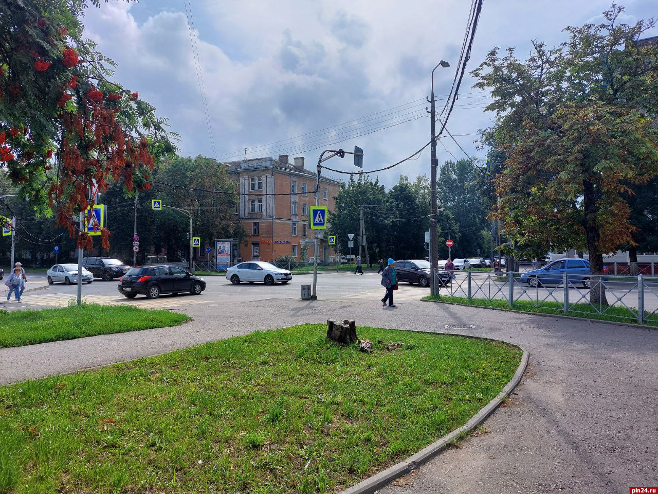 Светофор не работает на пересечении Рижского проспекта и улицы Петровской в Пскове