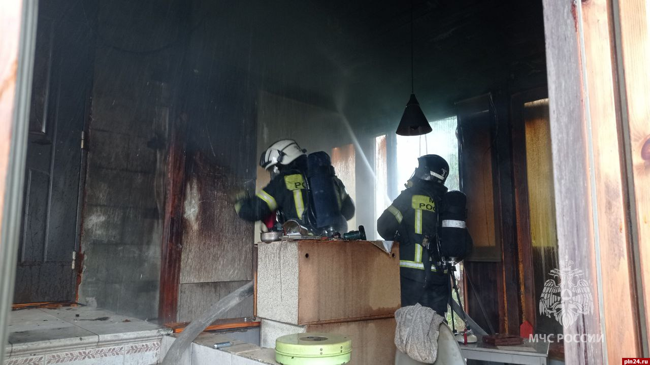 Частный дом горел на Запсковье из-за проблем с электропроводкой