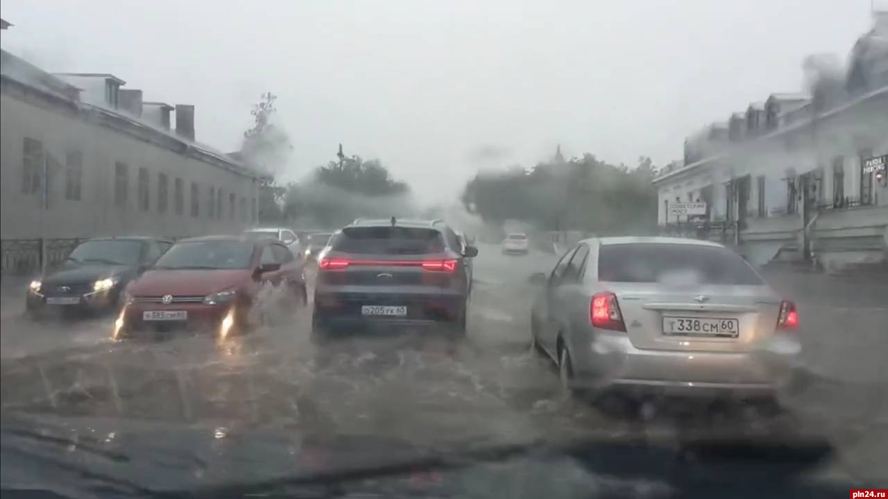 Очередной потоп случился в Пскове после сильного дождя