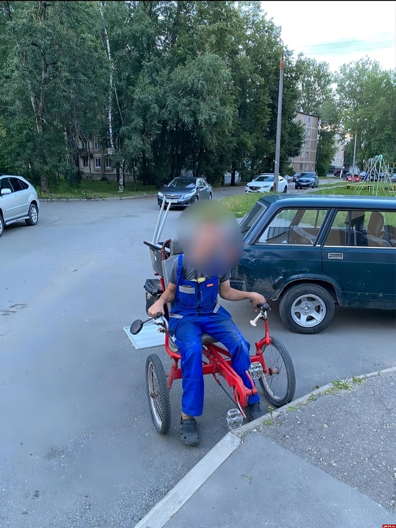 Пьяный водитель скутера въехал в инвалида на велосипеде в Пскове