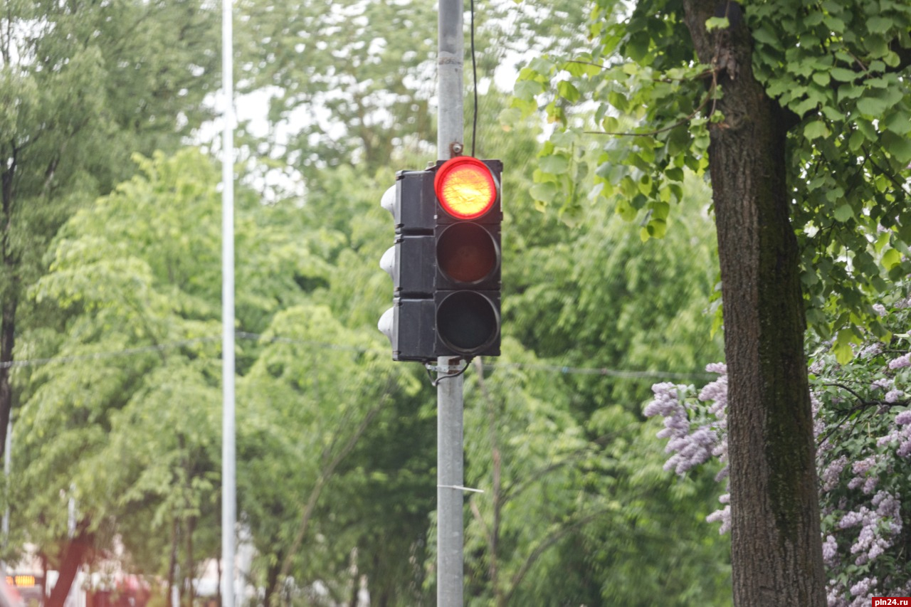 Светофор отключат на пересечении улиц Ухтомского и Лермонтова в Великих Луках 7 августа