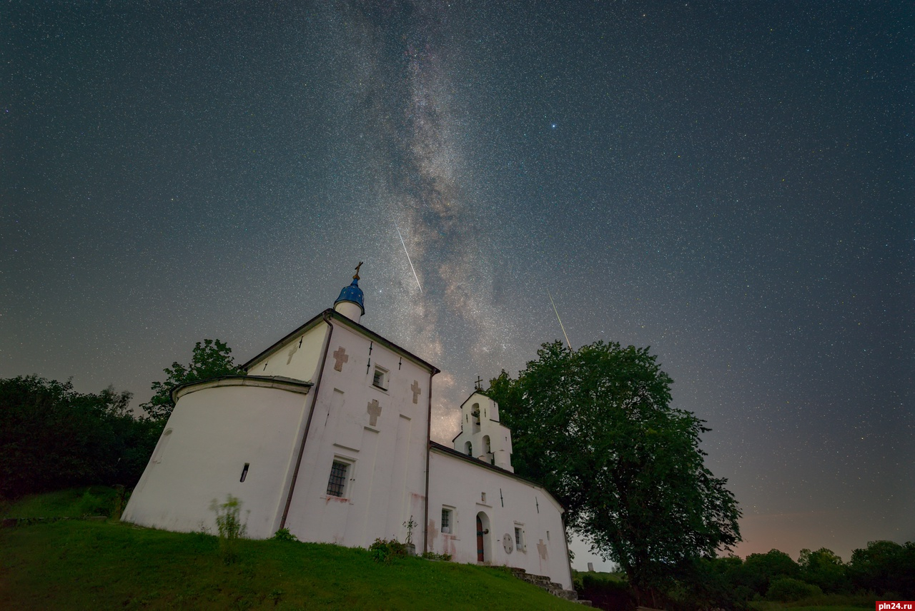 Метеорный поток запечатлел астрофотограф в Изборске. ФОТО