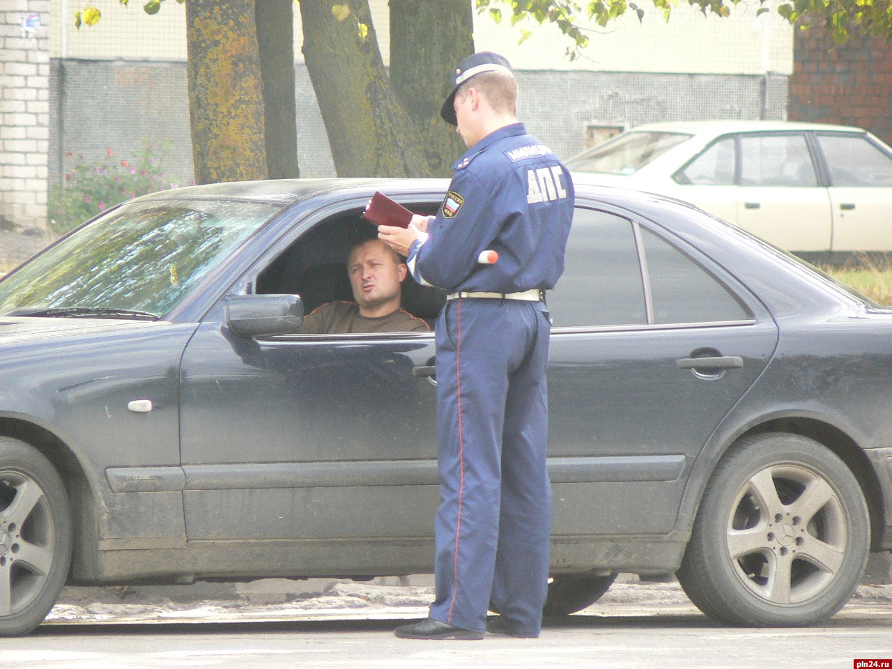 Действия трижды судимого пьяного водителя пресекли подростки в Пскове