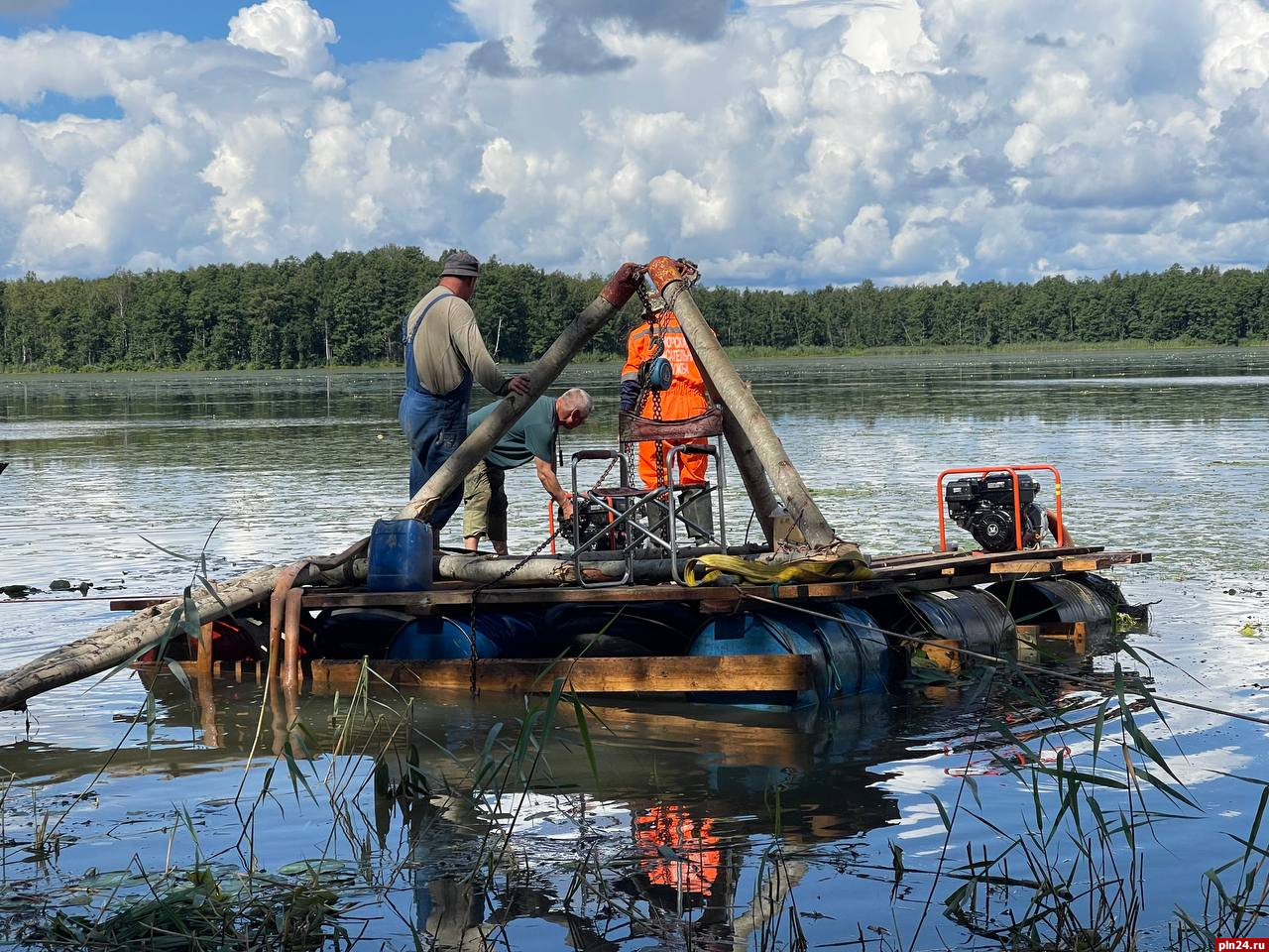 Фрагменты советского самолёта достают из озера в Новосокольническом районе