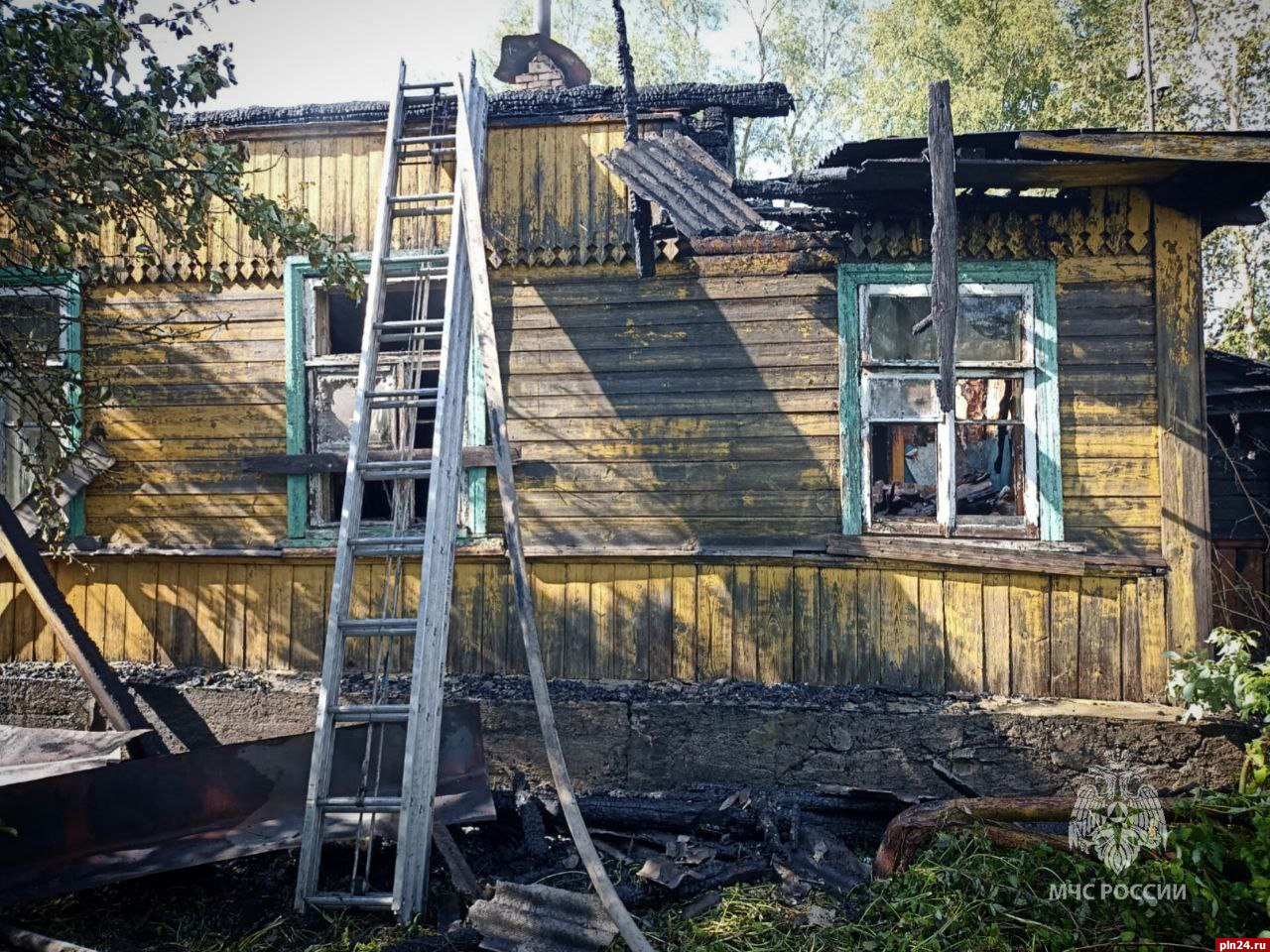 Нежилой дом горел в Пскове из-за неосторожности с огнем