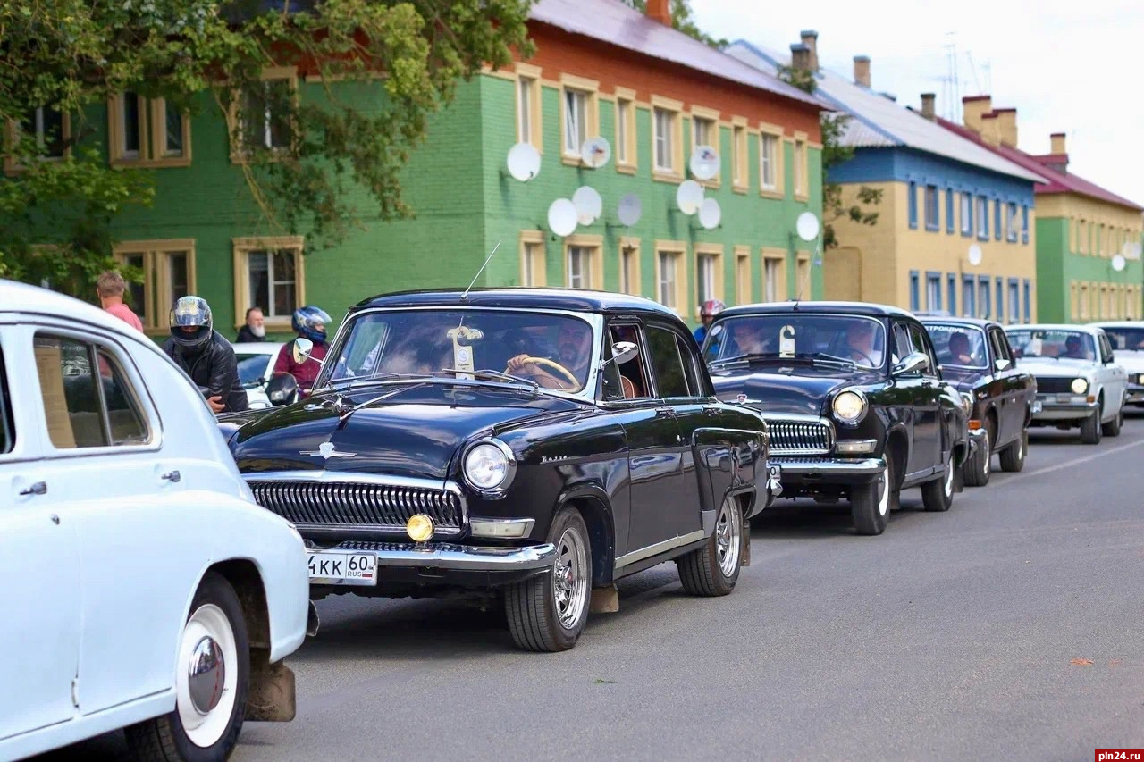 Псковский ретроклуб украсил улицы Печор в честь Дня города