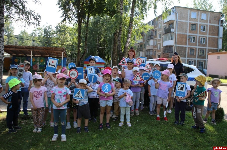 Полицейские провели зарядку для псковских малышей