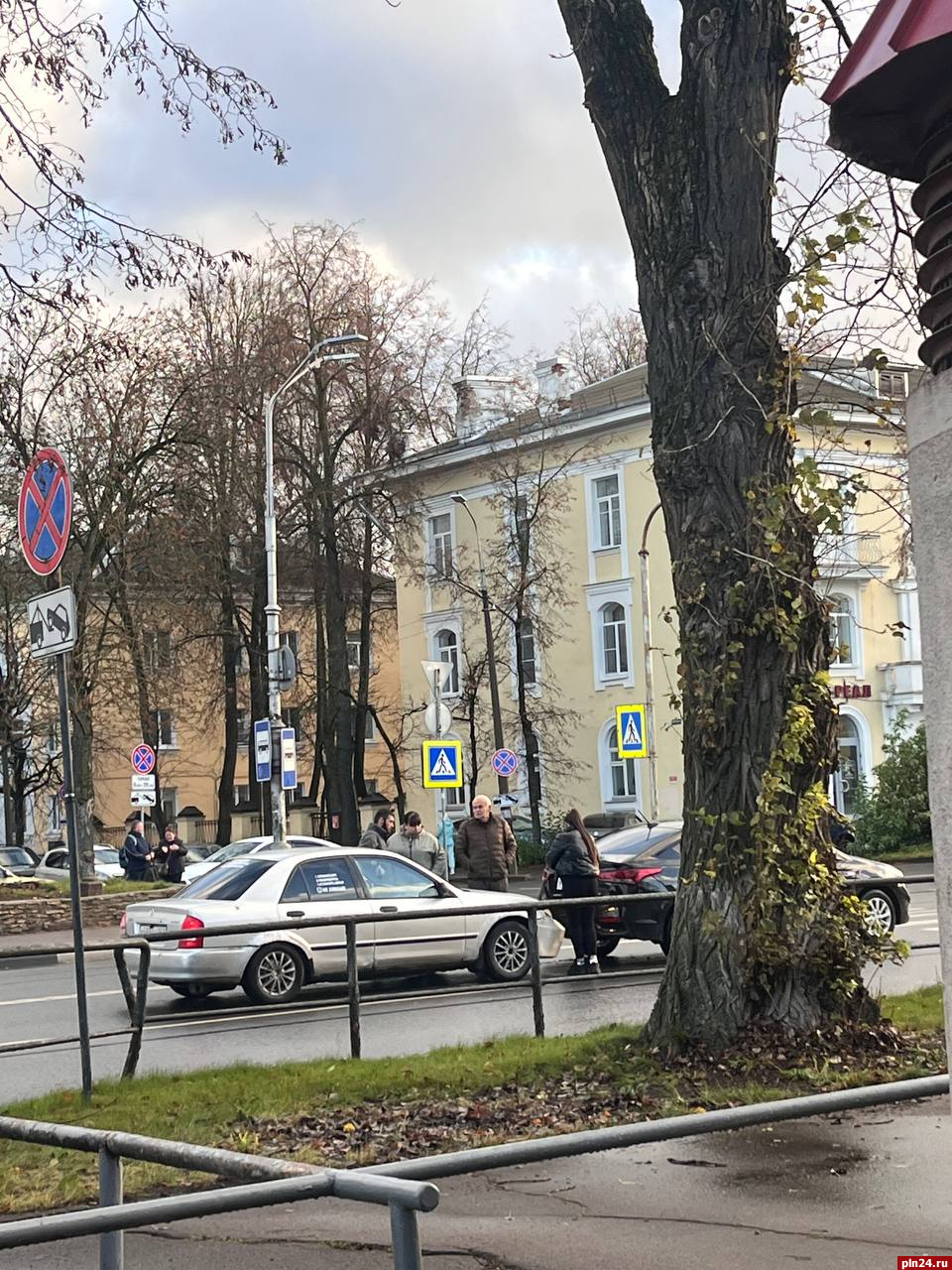 Chigun октябрьский просп 36 псков фото Два автомобиля столкнулись на перекрестке улицы Металлистов и Октябрьского просп