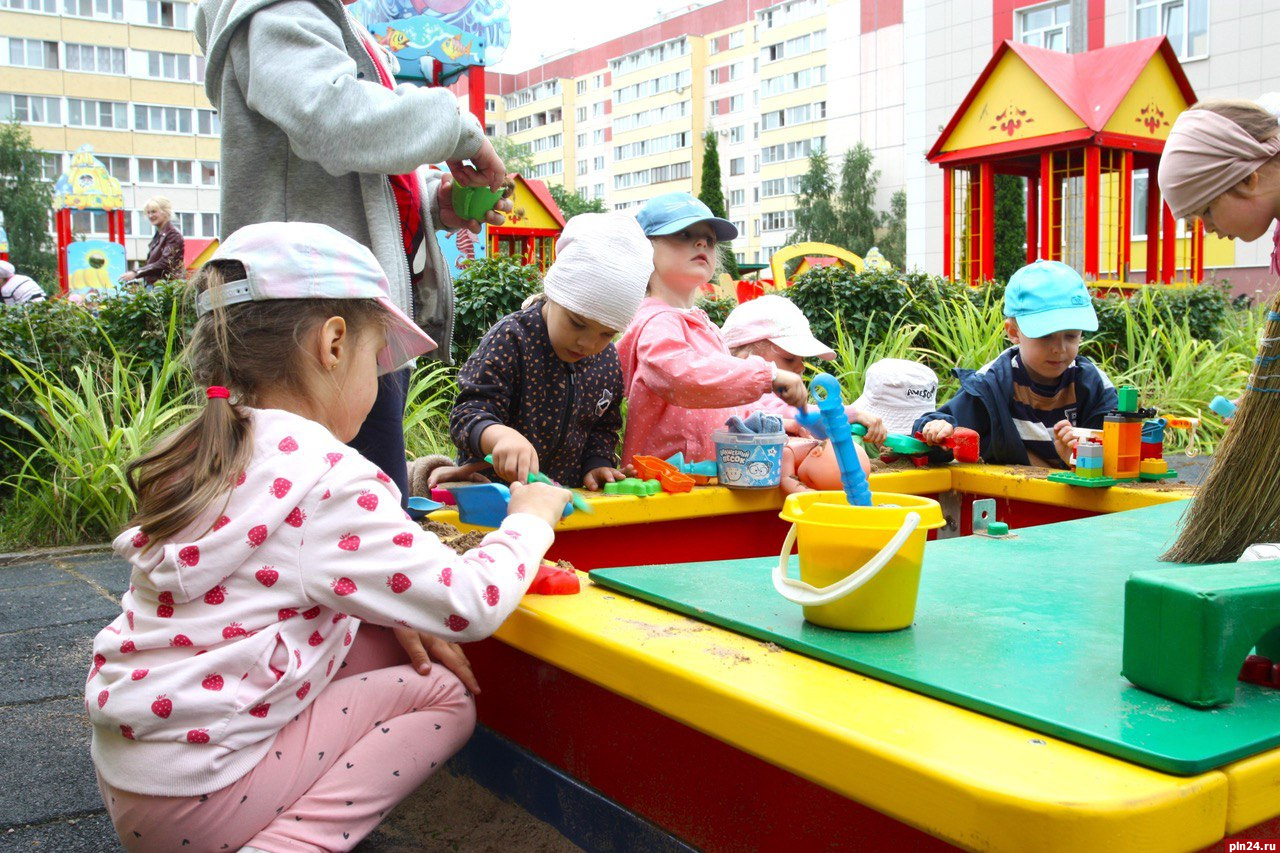 Новые песочницы оборудовали в детском саде №56 в Пскове