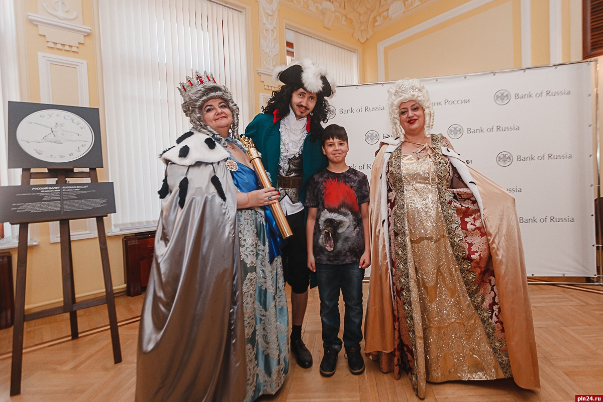 Мероприятия году театра. Выставка банка России магия театра.